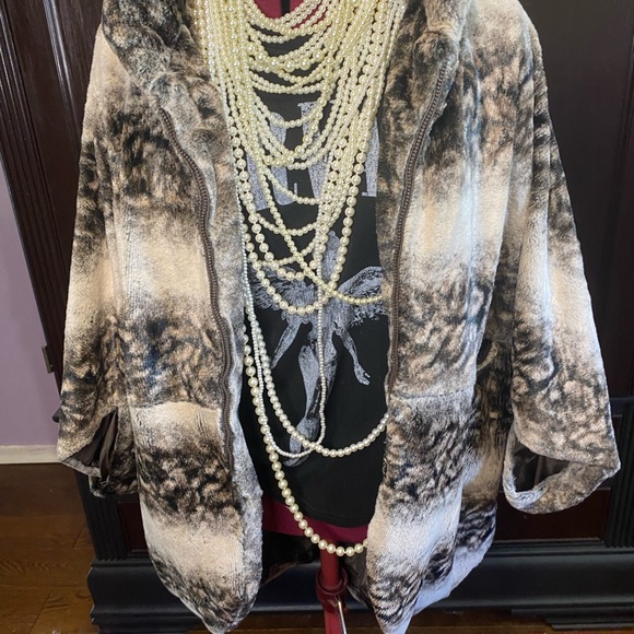 Lindi Animal Print Faux-fur Cape - Picture 1 of 16